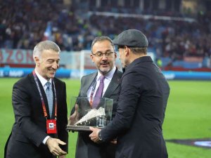Bakan Kasapoğlu, Abdullah Avcı’ya Plaket Verdi