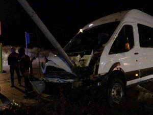 İ̇şçi Servisi Sinyalizasyon Direğine Çarptı: 2’si Ağır 9 Yaralı