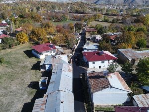 Erzincan’da Toprak Yollar Asfaltla Buluşuyor