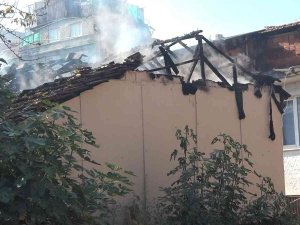 Bursa’da Tek Katlı Ev Alev Alev Yandı