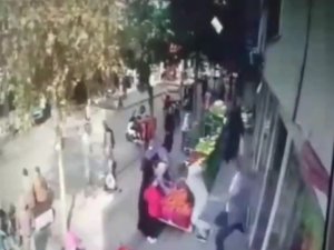 Pendik’te Kaşar Peyniri Hırsızı Marketten Tekmelerle Kovuldu