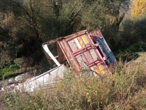 Direksiyonu Kitlenen Sebze Yüklü Kamyon Şarampole Uçtu