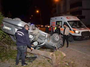 Ağaca Çarpıp Takla Atan Otomobilin Sürücüsü Ağır Yaralandı
