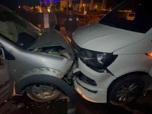 İ̇ki Araç Kafa Kafaya Çarpıştı: 3 Yaralı