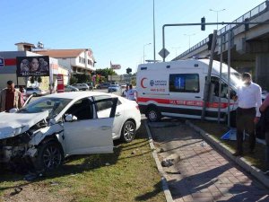 Hasta Almaya Giden Ambulans Otomobille Çarpıştı: 2 Yaralı