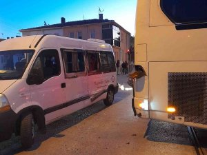 Camları Patlayan Okul Servisindeki Öğrenciler Panik Yaşadı