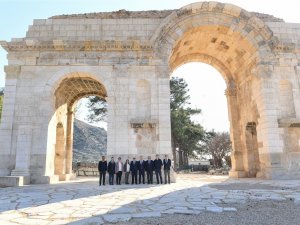 Anavarza Antik Kenti’nde Heyecanlandıran İzler