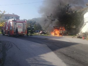 Park Halindeki Otomobil Alev Alev Yandı