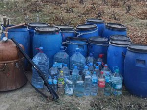 Bağ Evinde 2 Buçuk Ton Kaçak İçki Ele Geçirildi