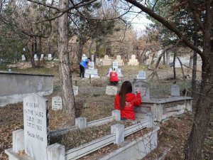Yazısı Kaybolan Mezar Taşlarını Boyadılar