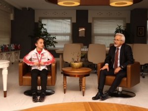 Başkan Erdem’den Ödüllü Sporculara Kutlama