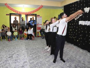 Yüksekova Polisi Pandomim Etkinliği İle Çocukları Eğlendirdi
