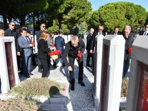 Nato Genel Sekreteri Stoltenberg, Şehitler Abidesi’ni Ziyaret Ederek Karanfil Bıraktı