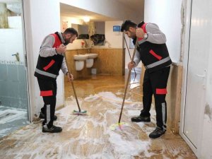 Acil Temizlik Timi İşbaşında