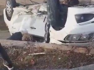 İ̇ki Aracın Karıştığı Kazada Otomobil Kanala Uçtu: 2 Yaralı