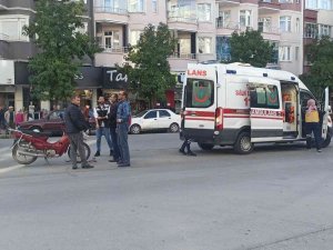 Otomobilin Çarptığı Motosiklet Sürücüsü Yaralandı