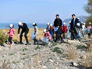 Vali Eğirdir Gölü’nde Öğrencilerle Çöp Topladı