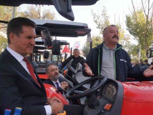’Çiftçi Traktör Alamıyor’ Diyen Sarıgül’e ’Traktör Yetiştiremiyoruz’ Yanıtı