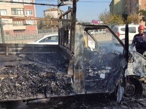 Sultangazi’de Seyir Halindeki Kamyonet Küle Döndü