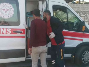 Freni Patlayan Otomobil Duvara Çarptı: 4 Yaralı