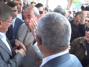 Şanlıurfa’da Asker Babasından Davutoğlu’na Tepki: "Askere Kurşun Sıkanlarla Beraber Yürüyorsunuz"