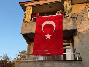 Hayatını Kaybeden Madencinin Evine Türk Bayrağı Asıldı