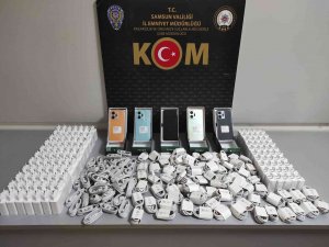 Samsun’da Kaçak Cep Telefonu Ve Adaptörü Ele Geçirildi