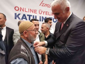 Bakan Ersoy, İ̇zmir’de Ak Parti’ye Katılanlara Rozet Taktı