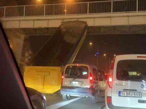 Tuzla’da Kamyon Damperi Üst Geçide Takılı Kaldı