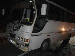 İ̇zmir’de İki Servis Aracı Çarpıştı: 17 Yaralı