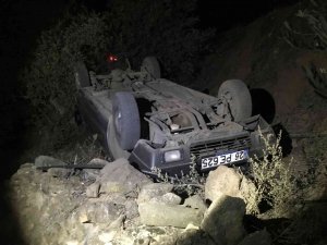 Uçuruma Yuvarlanıp Ters Dönen Araçtan Yaralı Kurtuldular