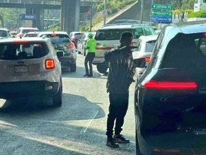 Meksika’da Silahlı Adam Trafikteki Araçları Soydu