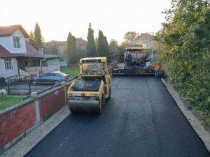 Akyazı’da Asfalt Atağı Sürüyor