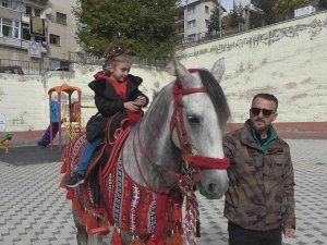 Anaokulu Öğrencilerine Hayvan Sevgisini Atlarla Aşıladılar