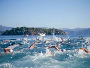 Aquamasters Yüzme Şampiyonasının İlk Günü Tamamlandı