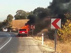 Alev Alev Yanan Otomobil Demir Yığınına Döndü