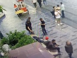 Taksim’de Dehşet Anları Kamerada: Banka Yattı Diye Maket Bıçağıyla Yüzünü Kesti