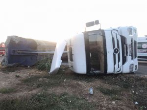 Otomobille Çarpışan Tır Devrildi: 2 Yaralı