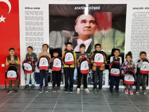 19 Yıl Sonra Açılan Okulun Öğrencilerine Kırtasiye Desteği