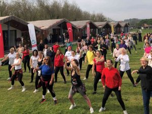 160 Kadın Aynı Anda Açık Havada Zumba Yaptı