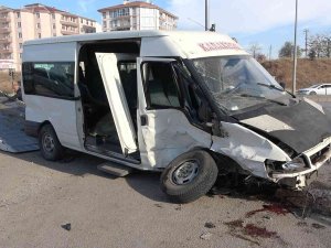 Minibüs İle Pikap Çarpıştı: 4 Yaralı