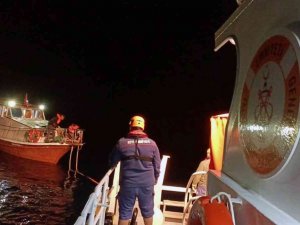 Gemiler Koyunda Sürüklenen Tekne Kurtarıldı