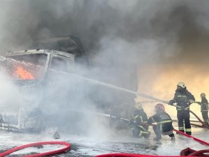 Tamire Giden Kamyon D-100’de Alev Alev Yandı