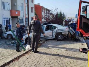 Kontrolden Çıkan Otomobil 4 Araca Çarparak Durabildi