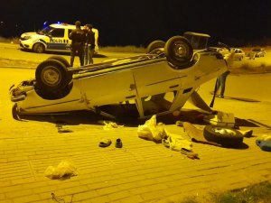 Otomobilin Kaldırıma Çarpıp Ters Döndüğü Anlar Güvenlik Kamerasına Yansıdı