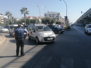 Aracını Yolun Ortasına Bırakıp Başka Bir Araca Binip Gitti