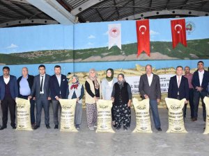 Pazarlar’da 125 Çiftçiye Sertifikalı 20 Ton Buğday Ve 20 Ton Arpa Tohumu Dağıtıldı
