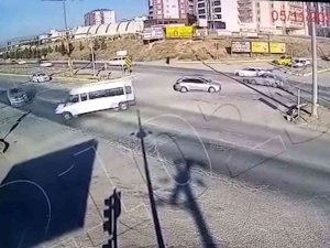 Yolcu Minibüsü İle Pikabın Çarpıştığı Kaza Kamerada: 4 Yaralı