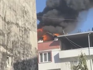 Bursa’da 2 Katlı Evin Çatısı Alev Alev Yandı