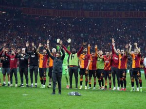 Galatasaraylı Futbolcular, Derbi Galibiyetini Taraftarlarla Kutladı